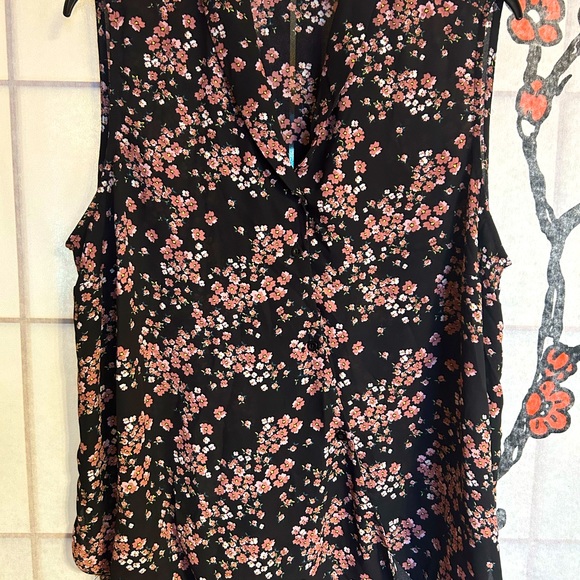 Beautiful Silky Feeling Floral Blouse in Excellent Condition - Picture 2 of 6